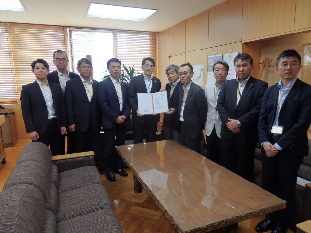 ＪＡＰＩＣ　高性能な林業機械化 提言を林野庁長官に手交